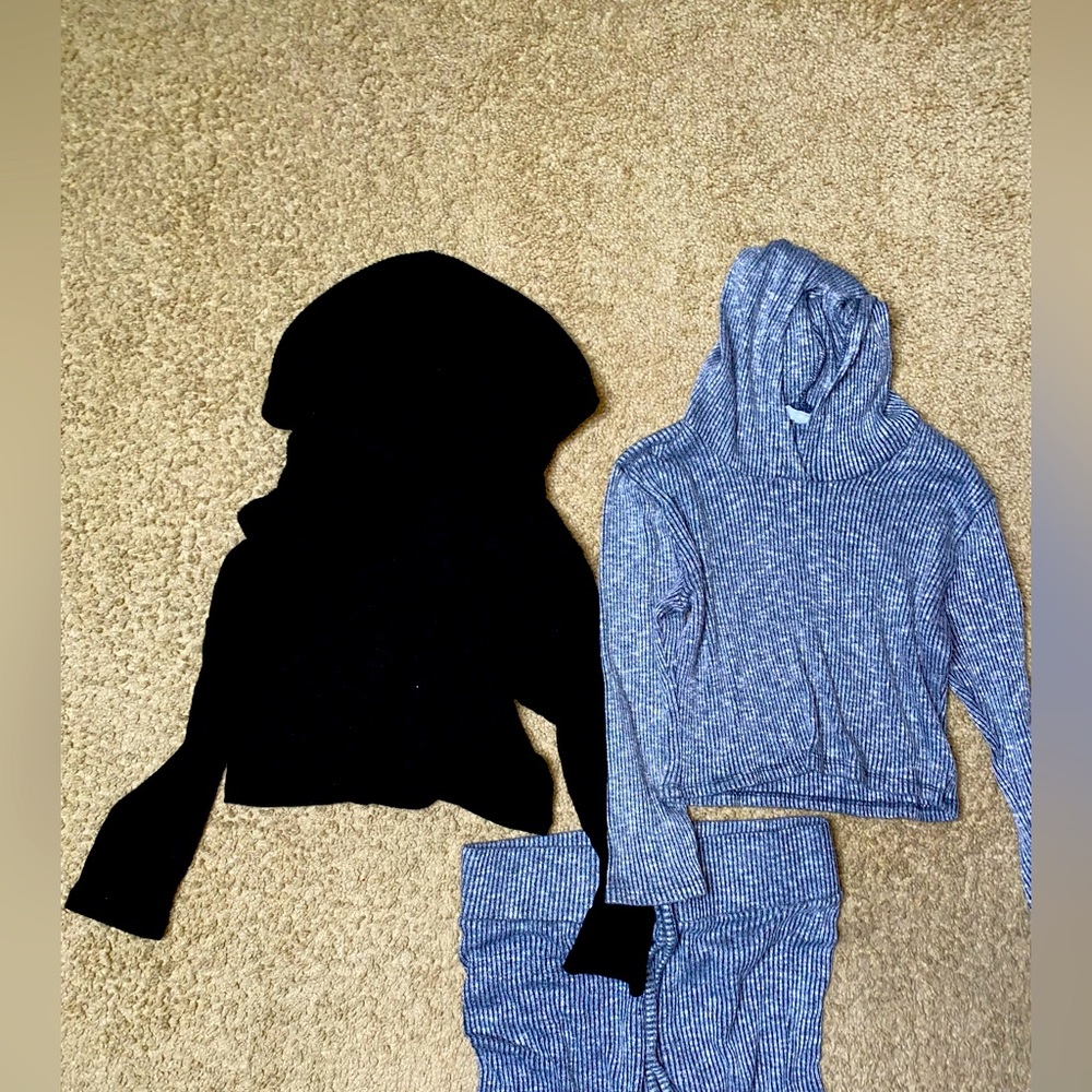2 cropped hoodie tops comes with the grey pants to match the top light & comfy